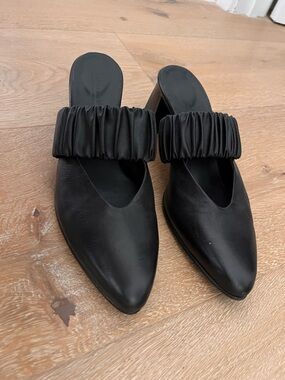 Italian designer Ernesto Dolani Black Pumps (Heels)